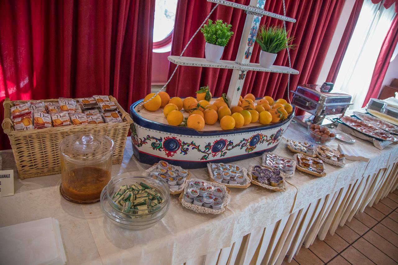 Assinos Palace Hotel จีอาร์ดีนี นักซอส ภายนอก รูปภาพ